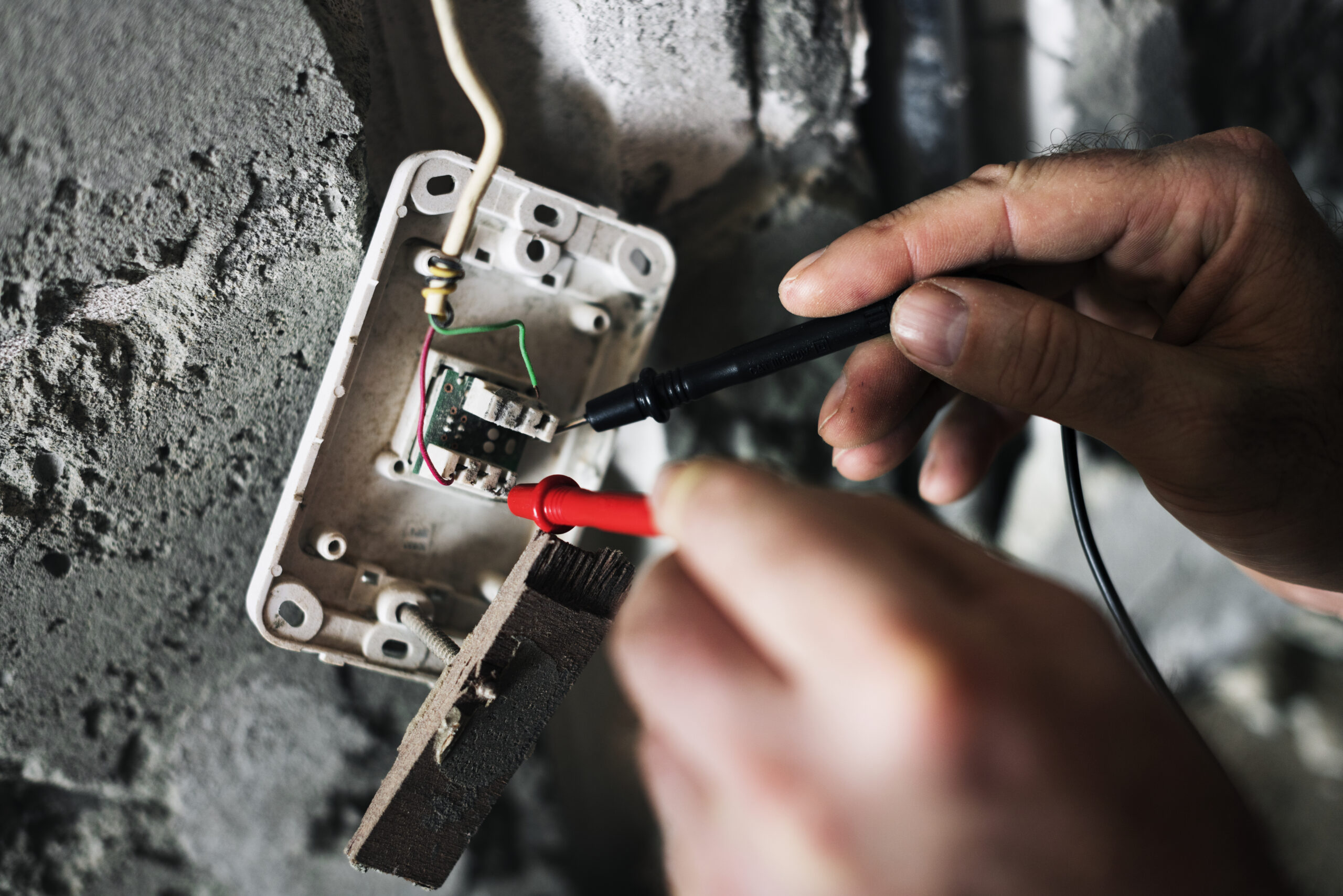 Electrician working Installation et dépannage de Borne de recharge